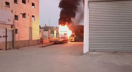 مستوطنون يحرقون مركبات الفلسطينيين في حوارة